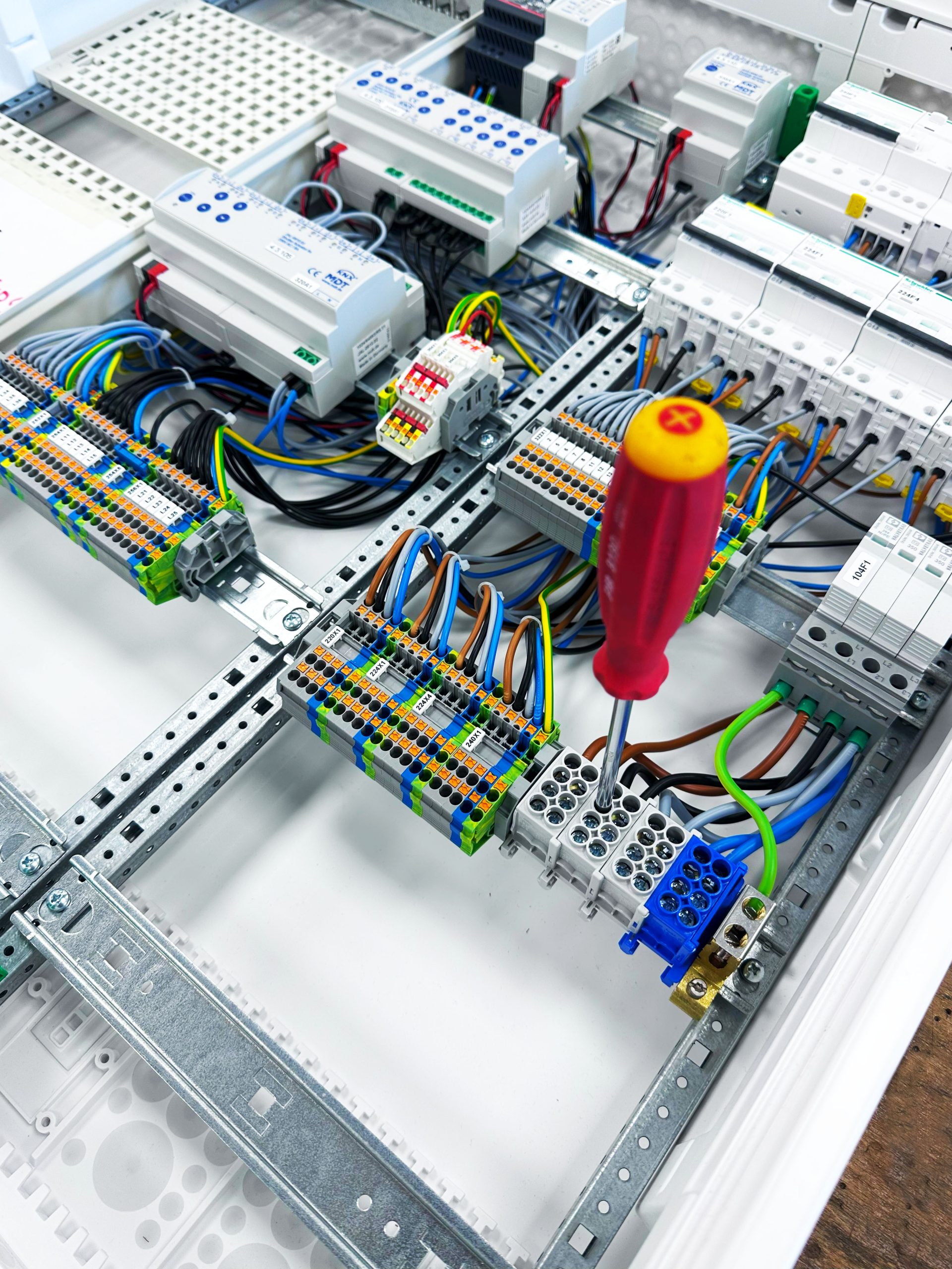 Schraubenzieher-Egger Schaltanlagen